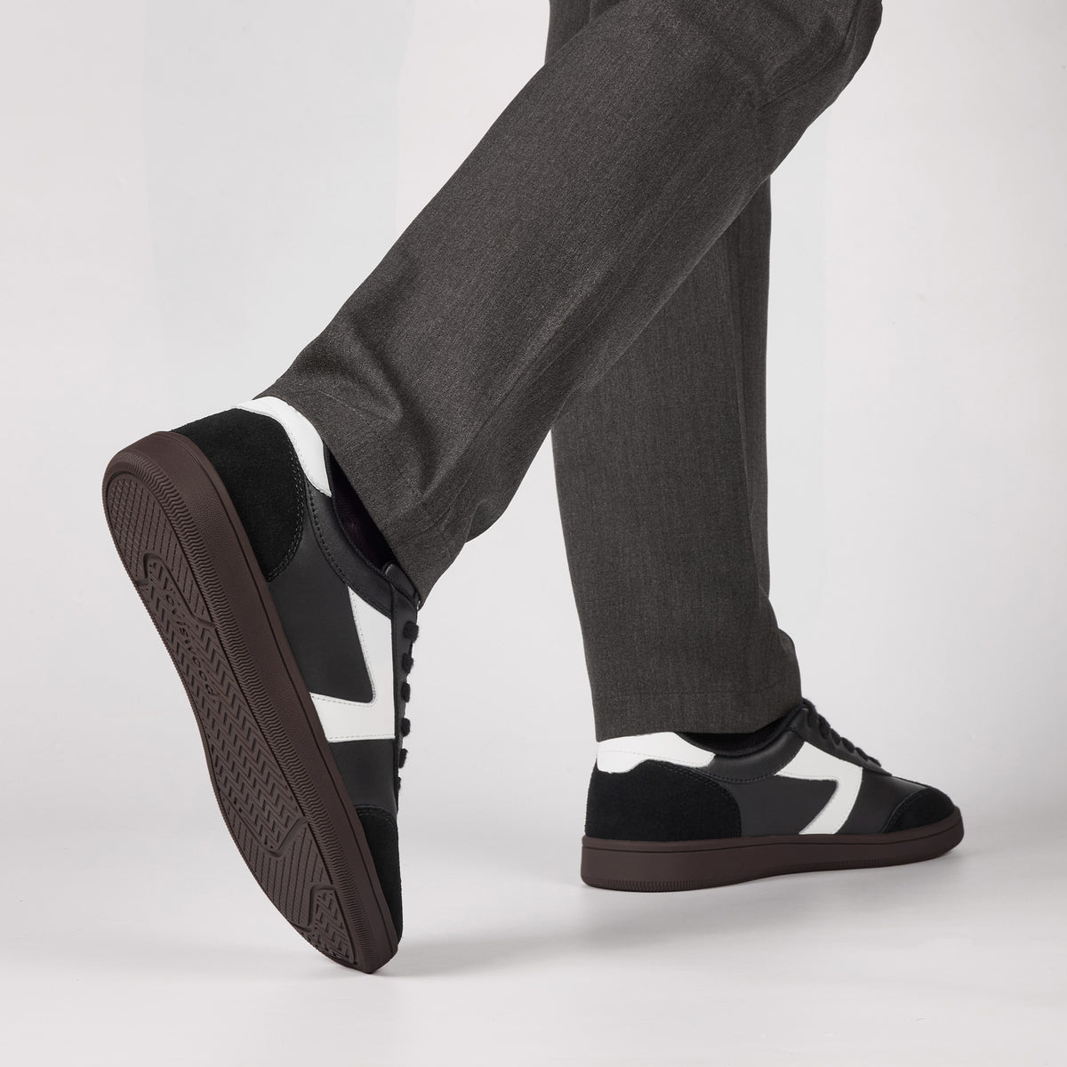 OVISWOOD COURTWALK 01 — BLACK/WHITE