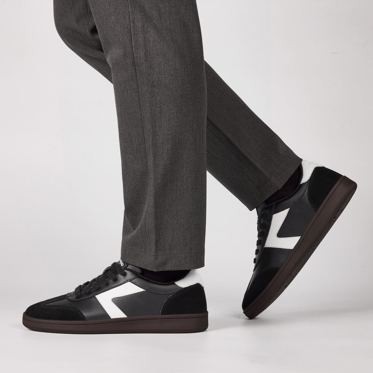 OVISWOOD COURTWALK 01 — BLACK/WHITE